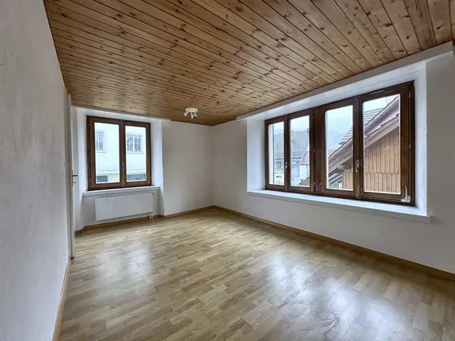 Zimmer mit Fenstern auf zwei Seiten